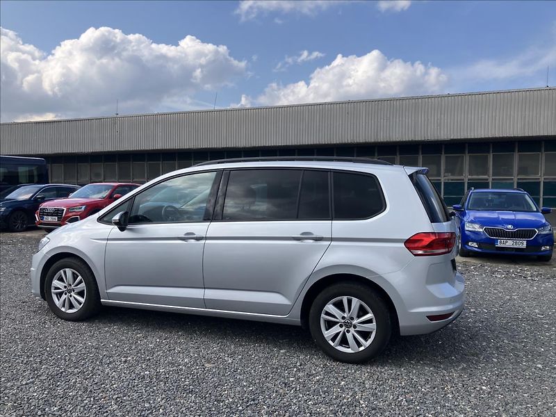 Volkswagen Touran 2,0 TAŽNÉ, LED,APPLE CAR PLAY - fotka 3 z 21