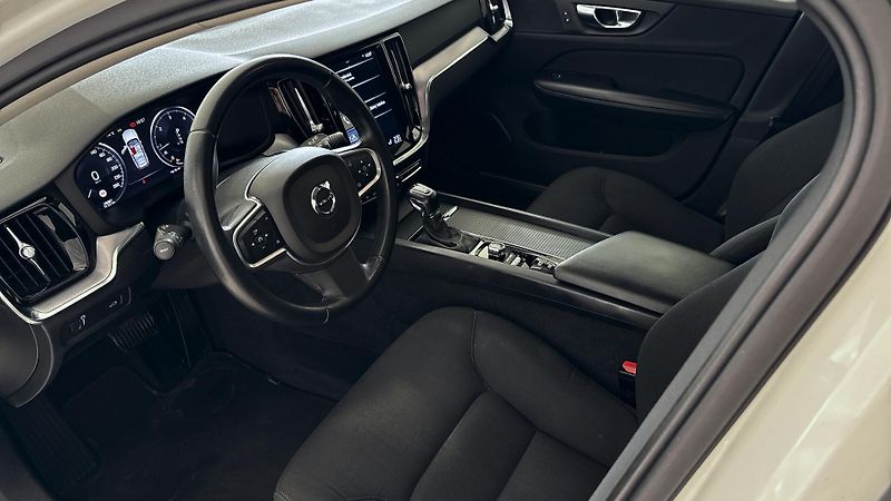 Volvo V60 (2018) D4 MOMENTUM + EL. TAŽNÉ - fotka 6 z 33