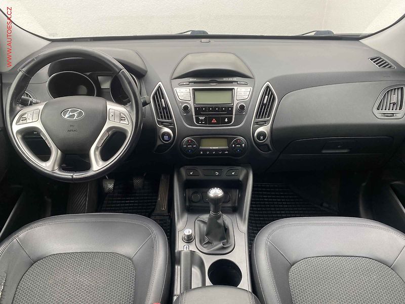 Hyundai ix35 (2010) 2.0 i 4WD, ČR, AC, TZ, park - fotka 8 z 16
