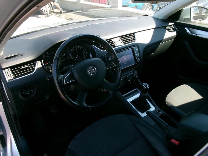 Škoda Octavia (2013) 1,4 TSI AC BT NAVI TEMP - fotka 32 z 38