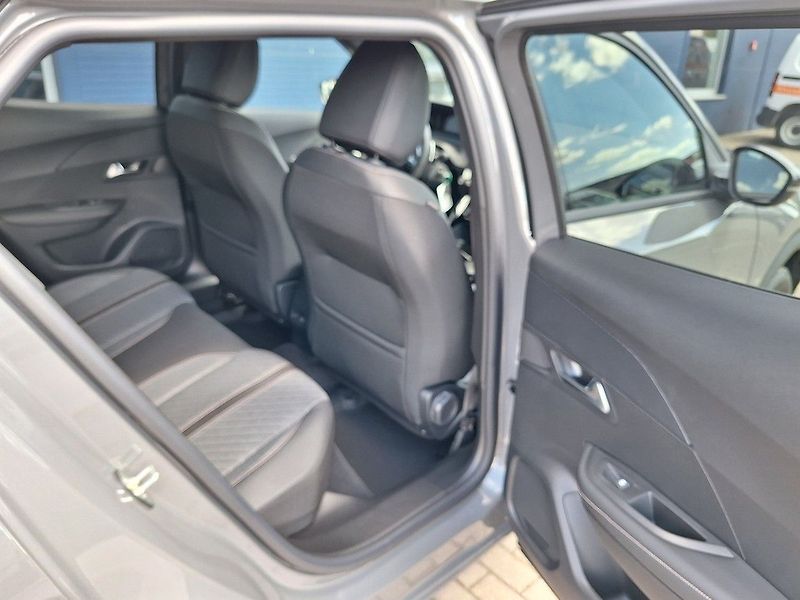 Peugeot 2008 (2025) ALLURE PureTech 130 EAT8 - fotka 16 z 17