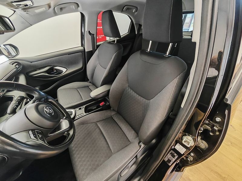 Toyota Yaris 1.5 Hybrid  Comfort Tech Style - fotka 19 z 39