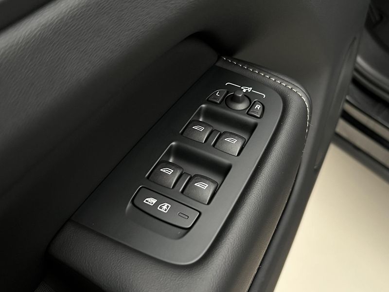 Volvo XC60 B5 AWD PLUS DARK AUT 1.maj. - fotka 45 z 46