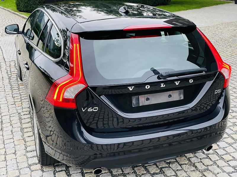 Volvo V60 2.4D5 MANUÁL TAŽNÉ SERVISKA - fotka 16 z 41