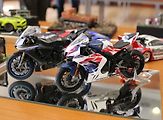 Modely motocyklů Yamaha YZF a Honda CBR 1000.