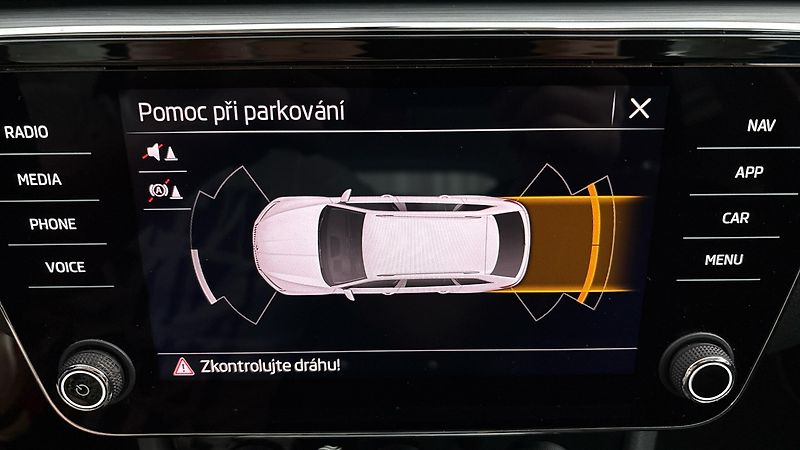 Škoda Superb 2.0 TDI Ambition Combi - fotka 12 z 24