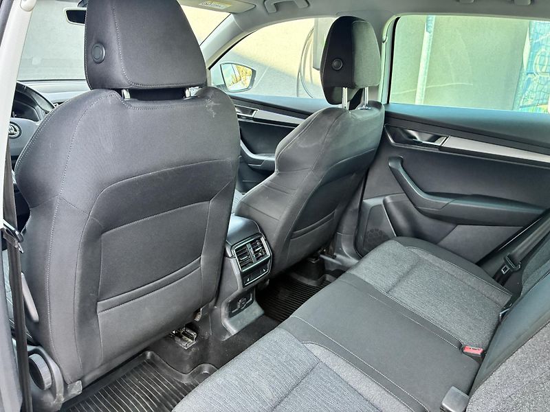 Škoda Karoq 110 kW Style 4x4 DSG 1.MAJITEL - fotka 12 z 38