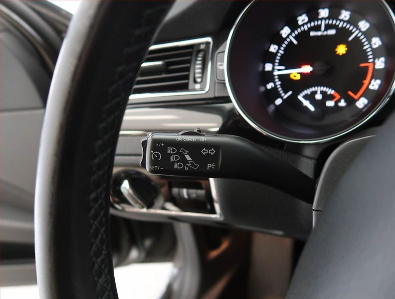 Škoda Superb (2014) 2.0 TDI, Navi, Xenony - fotka 22 z 26