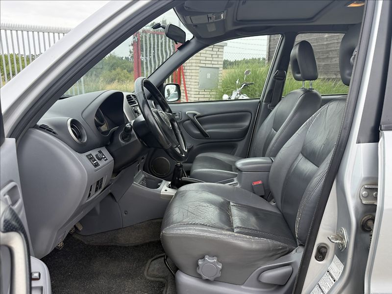 Toyota RAV4 2,0 D-4D 4X4 TAŽNÉ NOVÁ STK - fotka 9 z 24