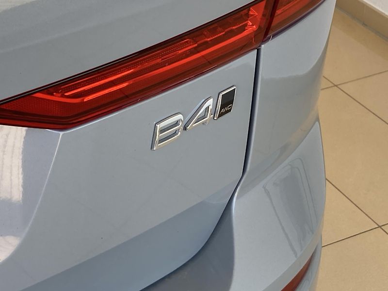 Volvo XC60 B4 AWD PLUS DARK AT8, ČR - fotka 9 z 26