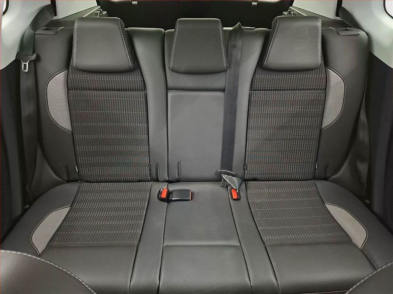 Peugeot 2008 (2018) 1.2 PureTech, Automat, Kůže - fotka 10 z 19