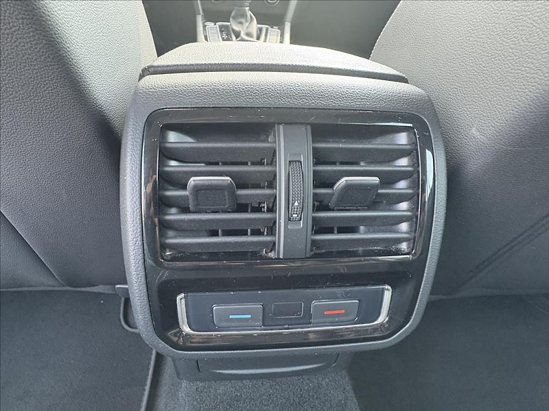 Volkswagen Passat 2,0 TDi140kW,Matrix,ACC,Kamera - fotka 35 z 45