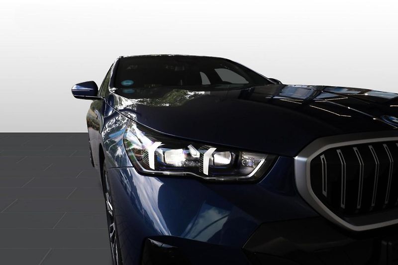 BMW Řada 5 550e xDrive Touring - fotka 22 z 32