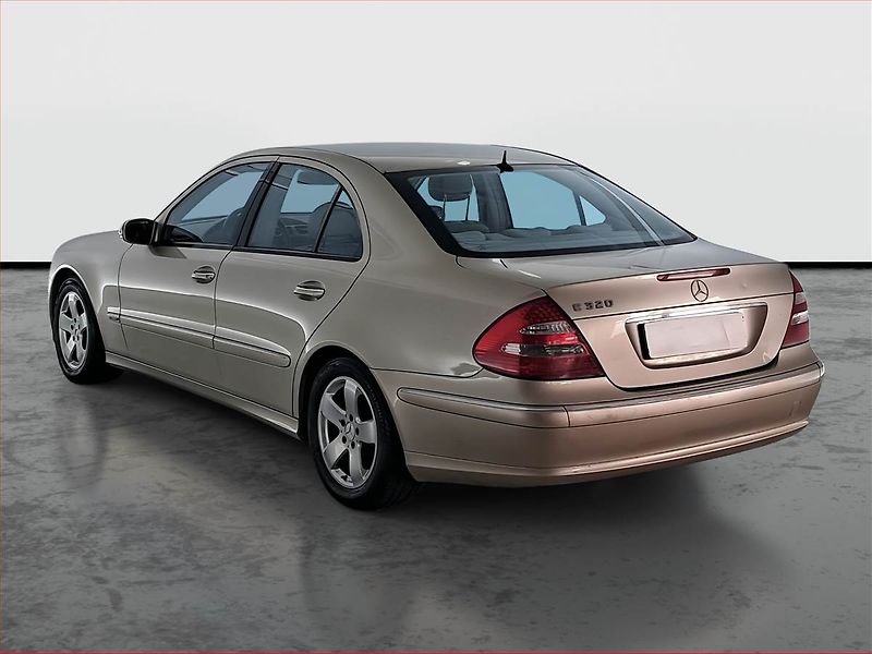 Mercedes-Benz Třídy E (2002) E 320 , Automat, po STK, Tažné - fotka 4 z 18