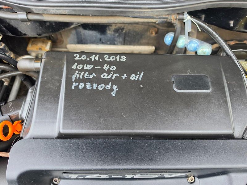 Volkswagen Golf (1999) 1.4 i Nová STK - fotka 17 z 18