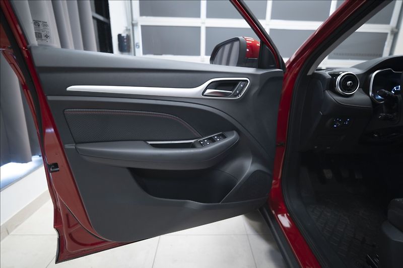 MG ZS 1,5 ESSENTIAL PLUS ZÁRUKA 2031 - fotka 15 z 41