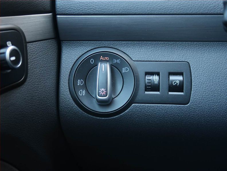 Volkswagen Touran (2011) 2.0 TDI, Automat, Navi, Xenony - fotka 21 z 23