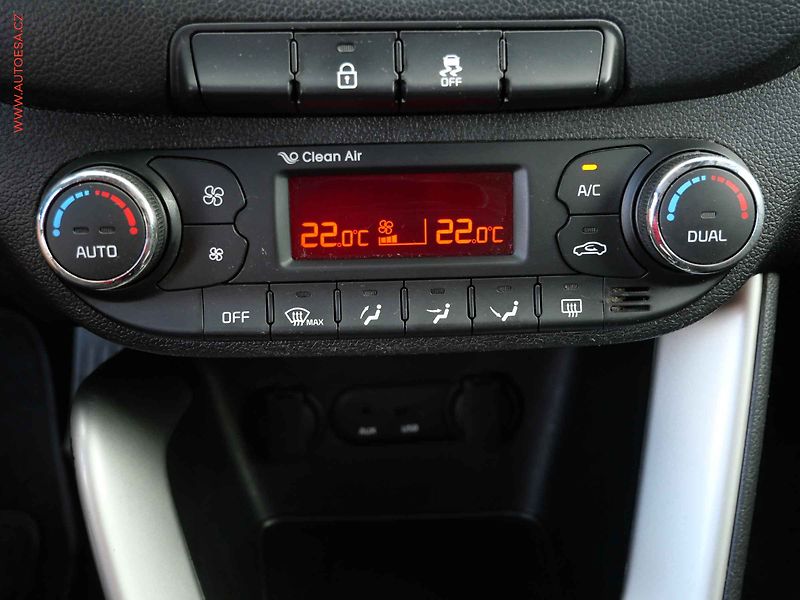 Kia Ceed (2014) 1.6 GDi, ČR, AC, tempo, park - fotka 14 z 18