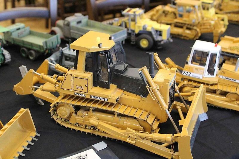 Papírový model buldozeru Caterpillar.