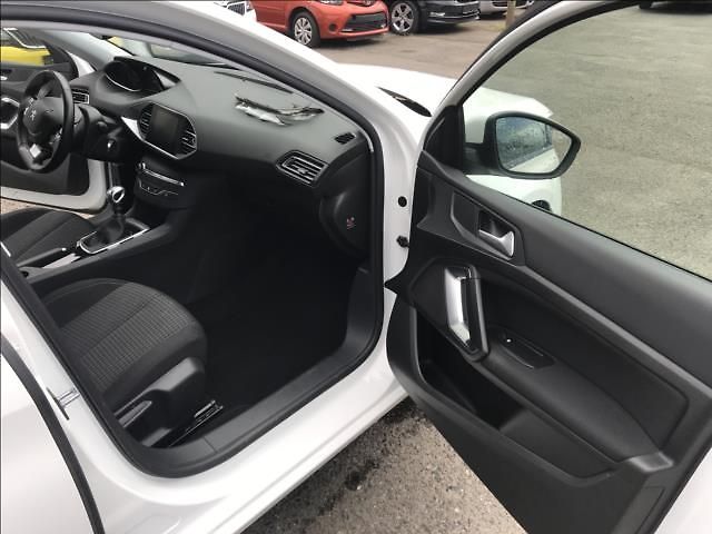 Peugeot 308 1.2 i 81 kW 95 000 km ČR 1.m - fotka 10 z 15