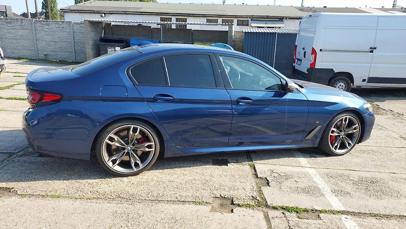 BMW Řada 5 (2020) M550i xDrive - fotka 7 z 7