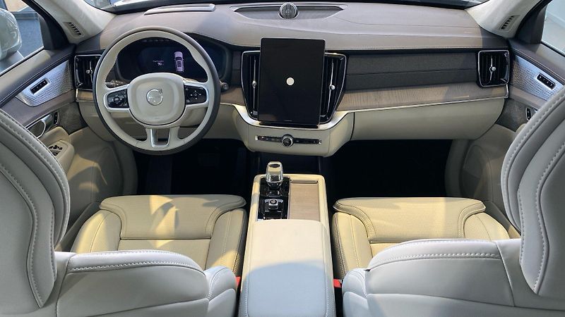 Volvo XC90 (2026) ULTRA BRIGHT, B5 AWD, 184+10 k - fotka 13 z 15