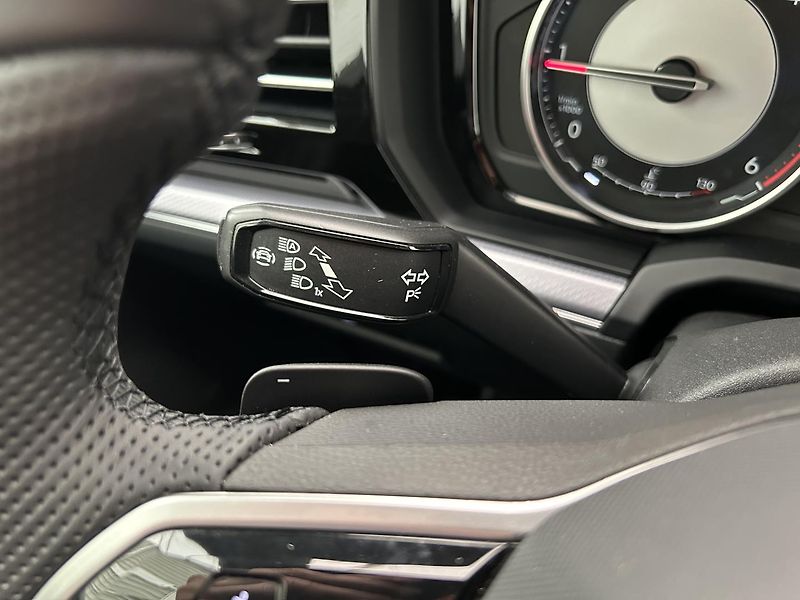 Volkswagen Touareg 3.0 TDi 4x4 R-Line - fotka 10 z 29