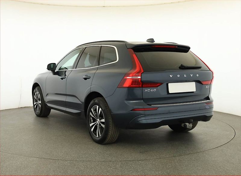 Volvo XC60 (2021) Momentum B4 AWD - fotka 4 z 20