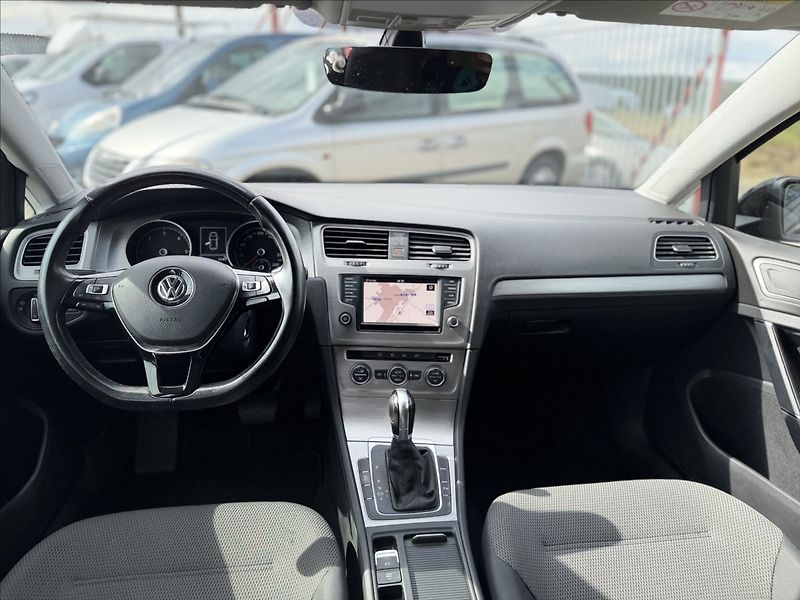 Volkswagen Golf 1,6 TDI 81kW DSG NAVI - fotka 19 z 27
