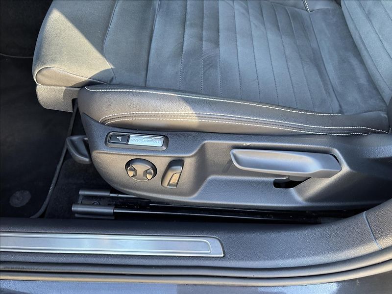 Volkswagen Passat 2,0 TDI 147kW Elegance DSG - fotka 25 z 46