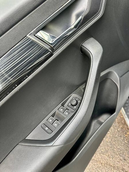Škoda Karoq (2019) 1.6 TDI 2019 VELKY SERVIS - fotka 12 z 37