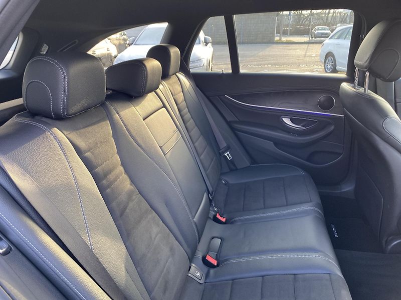 Mercedes-Benz Třídy E E 220d 4MATIC AMG - fotka 18 z 28