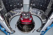 Tesla Roadster v raketě Falcon Heavy.