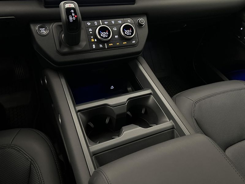 Land Rover Defender 110 D300 X-DYNAMIC SE AWD AUT  - fotka 27 z 48