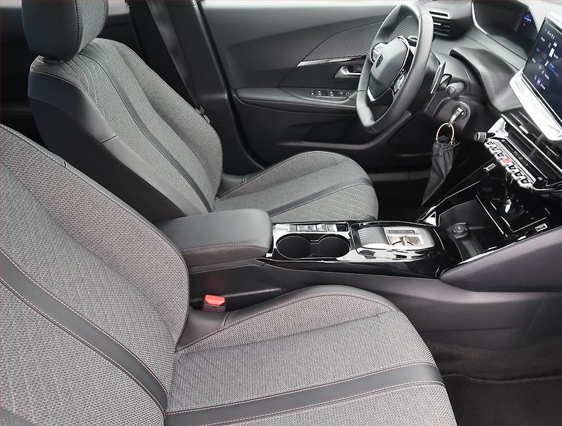 Peugeot 2008 (2025) 1.2 PureTech - fotka 9 z 14