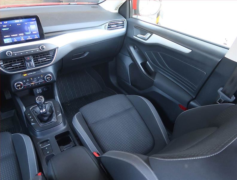 Ford Focus (2021) 1.0 EcoBoost, Navi, Tempomat - fotka 8 z 19