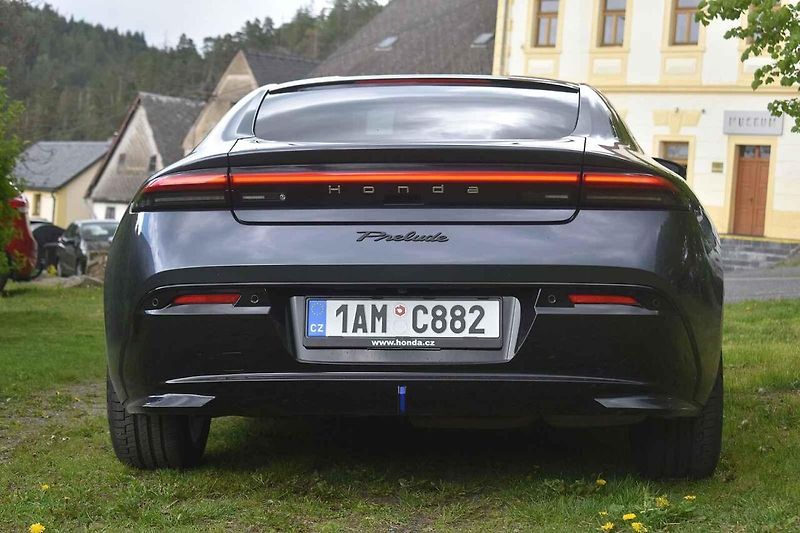Na volných zatáčkovitých silnicích je Honda Prelude jako doma.