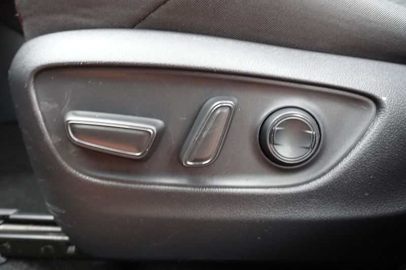 Toyota RAV4 2,5 PHEV Plug-in Comfort 4x4 - fotka 20 z 35
