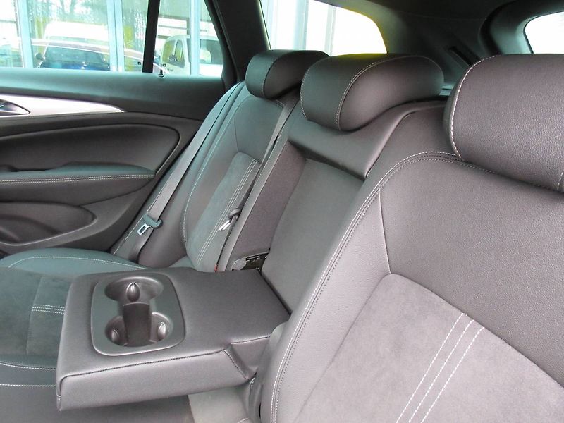 Opel Insignia GSi Sports Tourer F 2.0 SHT & - fotka 37 z 49