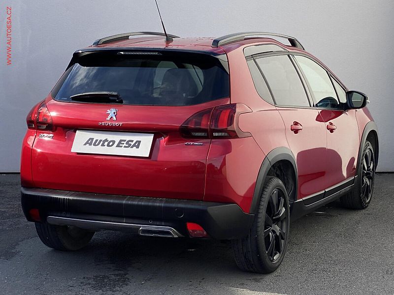 Peugeot 2008 (2018) 1.2 PT, GT Line, navi - fotka 4 z 17