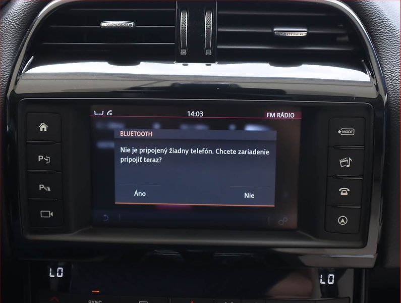 Jaguar XE (2015) E-Performance, Navi, Xenony - fotka 17 z 21