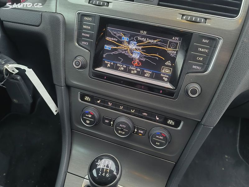 Volkswagen Golf 2.0TDI4X4,VÝBAVA,KRÁSNÝ,SERVIS - fotka 13 z 49