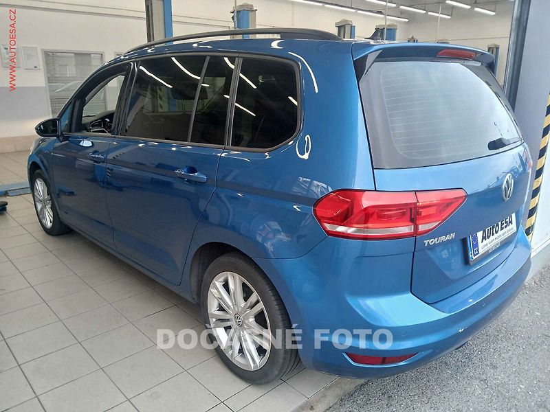 Volkswagen Touran (2016) 2.0TDi, navi, AC - fotka 2 z 3