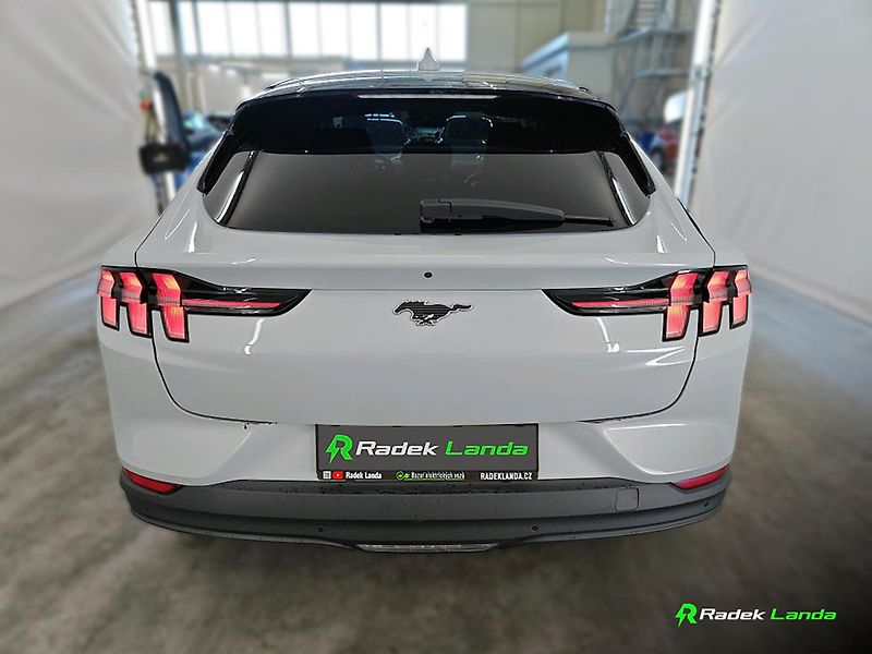 Ford Mustang Mach-E (2023) Extended Range 99 kWh | RWD - fotka 2 z 7