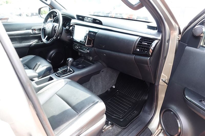 Toyota Hilux 2.8D4-D 6AT Invincible + Sport - fotka 12 z 33