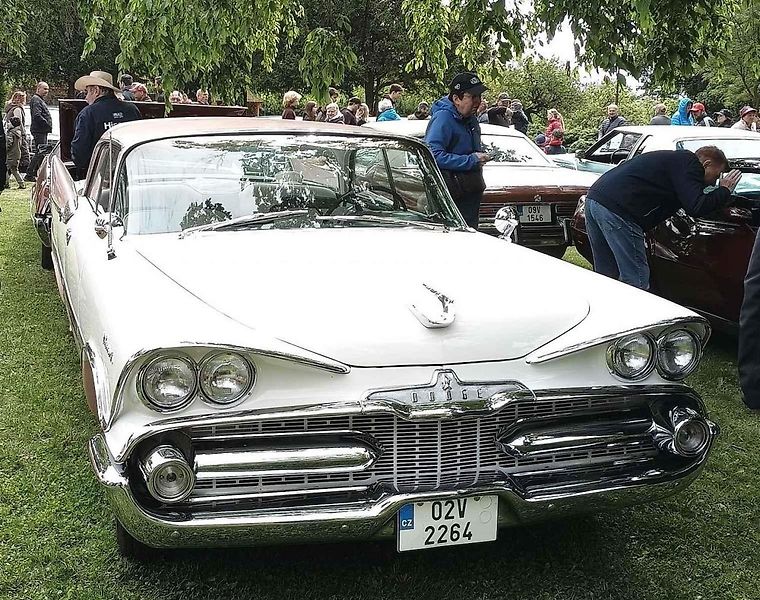 Habrovany cestovaly časem. Park zaplnily historické automobily i motorky.