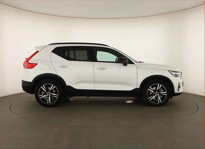 Volvo XC40 (2023) B3 - fotka 6 z 18