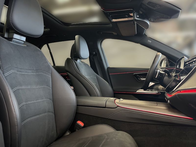 Mercedes-Benz Třídy E E-Třída 220 d 4MATIC kombi AMG - fotka 16 z 21