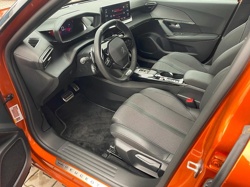 Peugeot 2008 GT 1.2 PureTech 96 kW - fotka 10 z 20