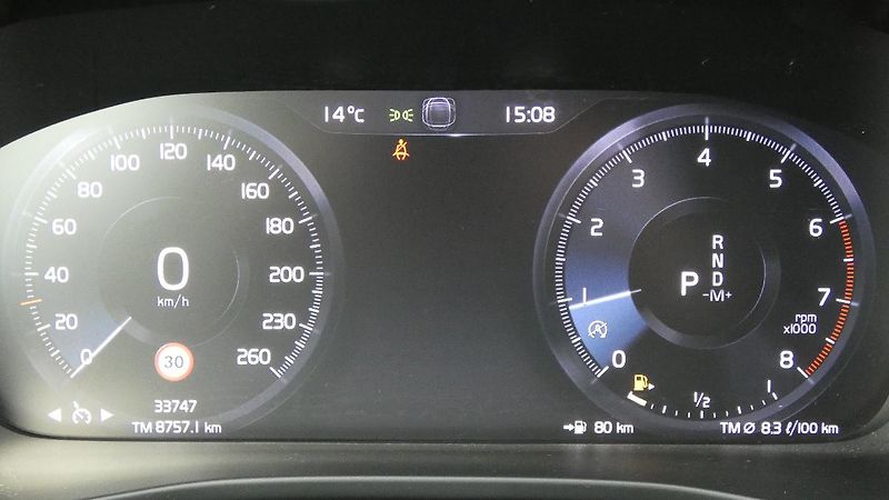 Volvo XC40 T2 FWD Momentum Auto - fotka 13 z 20
